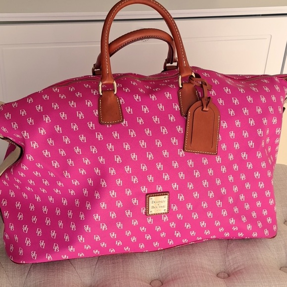Dooney & Bourke Handbags - Like new EUC pink Gretta duffle weekender bag from Dooney & Bourke! 💕RARE💕